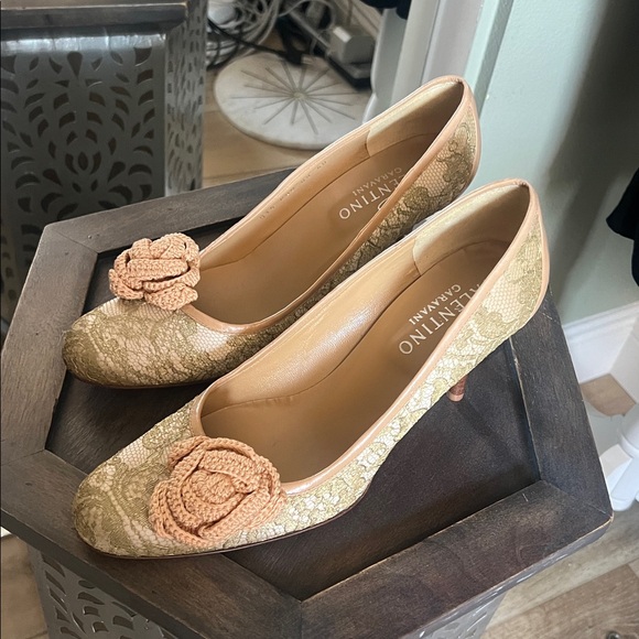 🛑 1 hour sale. Valentino Garavani, size 9.5, Tan Lace Heels w/ crochet Flower - Picture 12 of 13